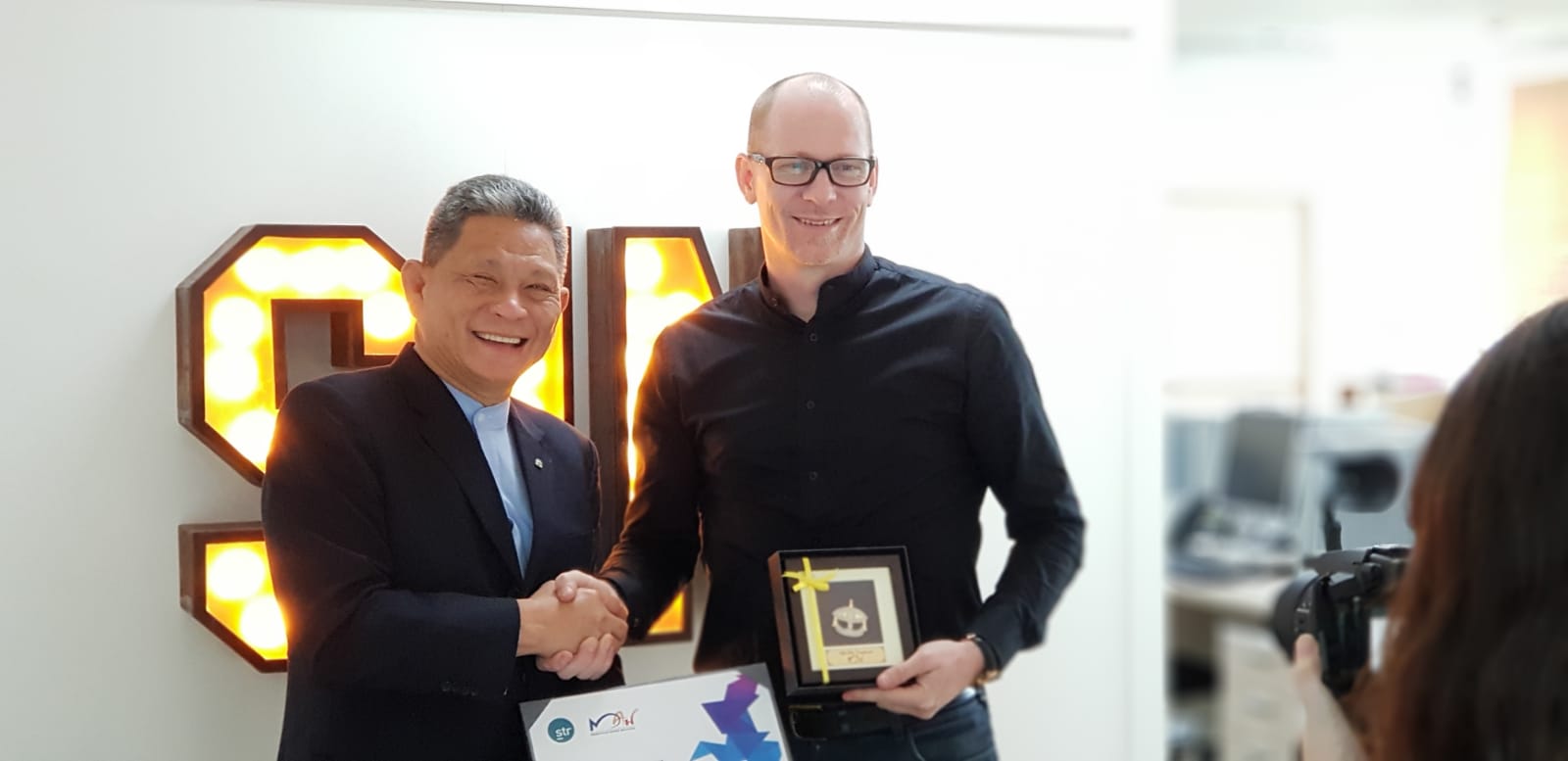 Jesper Palmqvist, STR's Area Director for Asia Pacific with Sam Cheah Swee Hee, MAH President